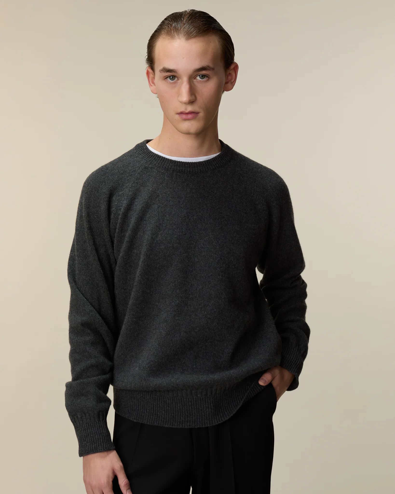 Men's crewneck cashmere sweater in dark gray - Image 3
