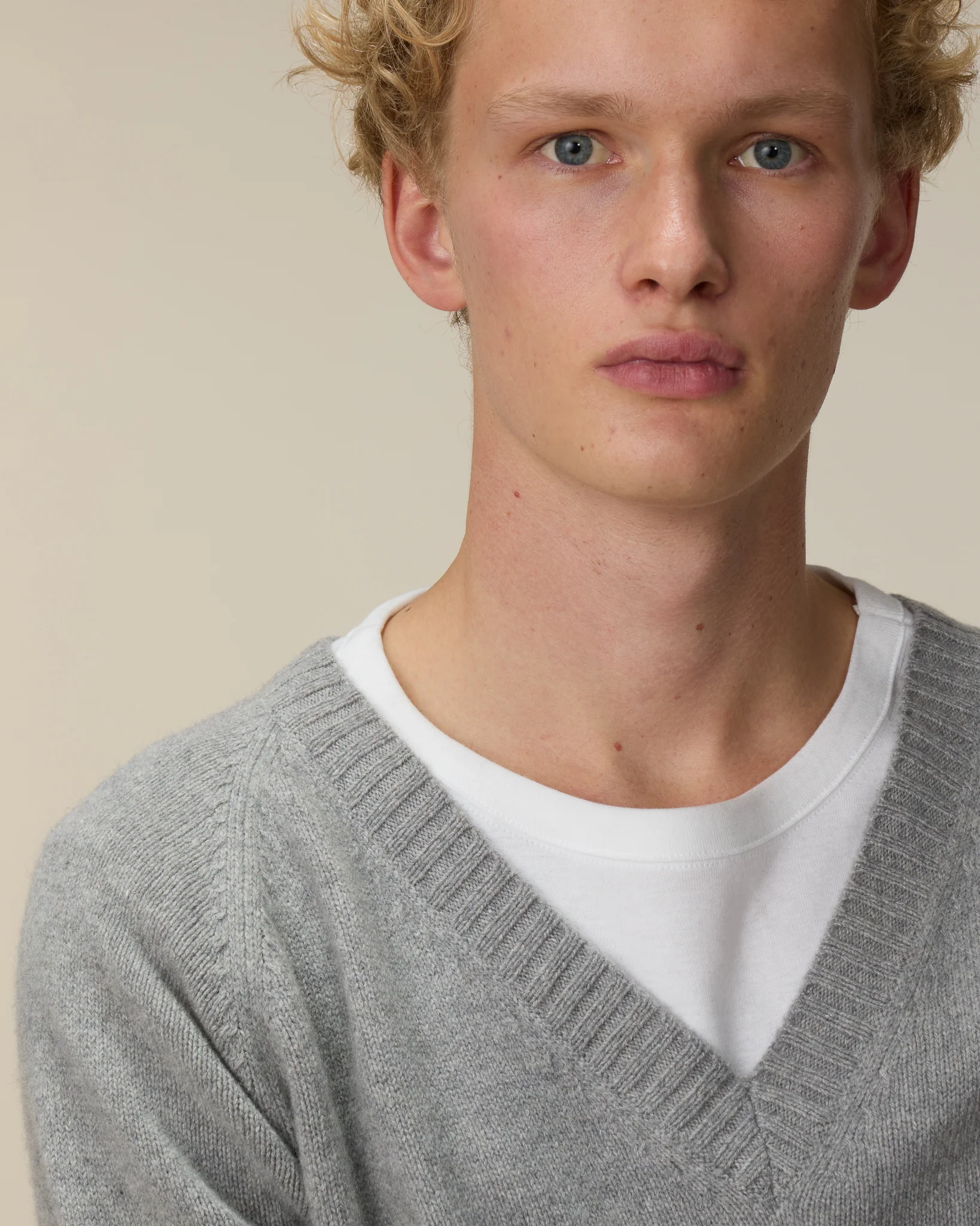 Men's gray Cashmere V-neck - Image 3