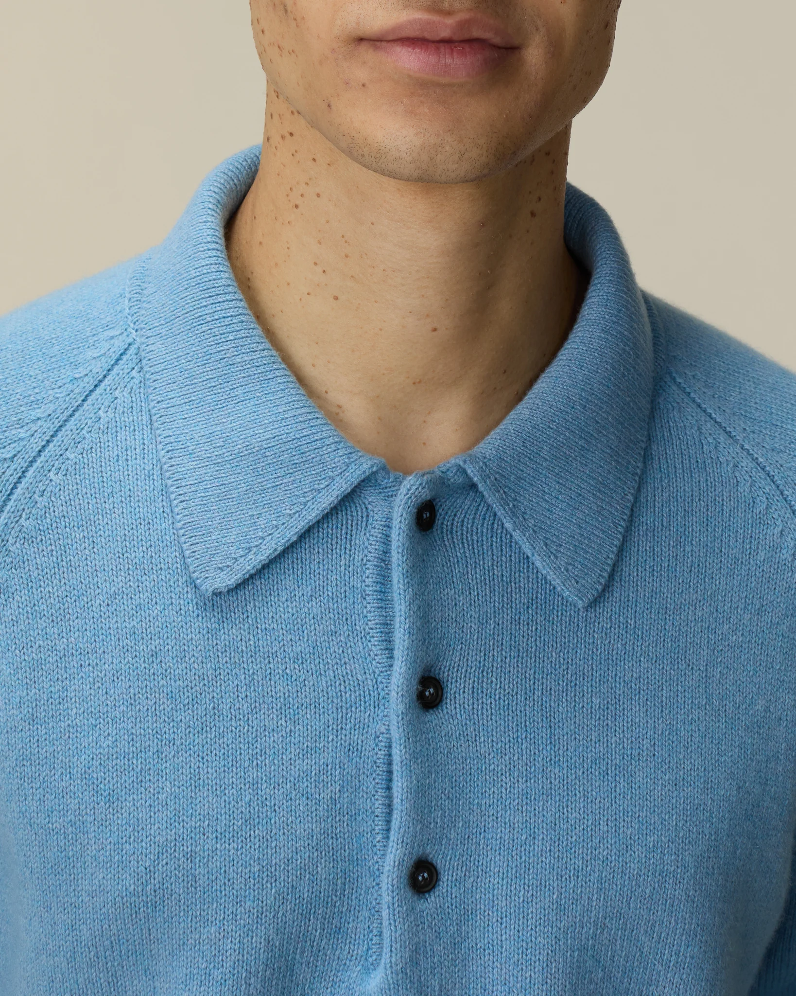 Men's cashmere polo in Nina's blue - Image 3