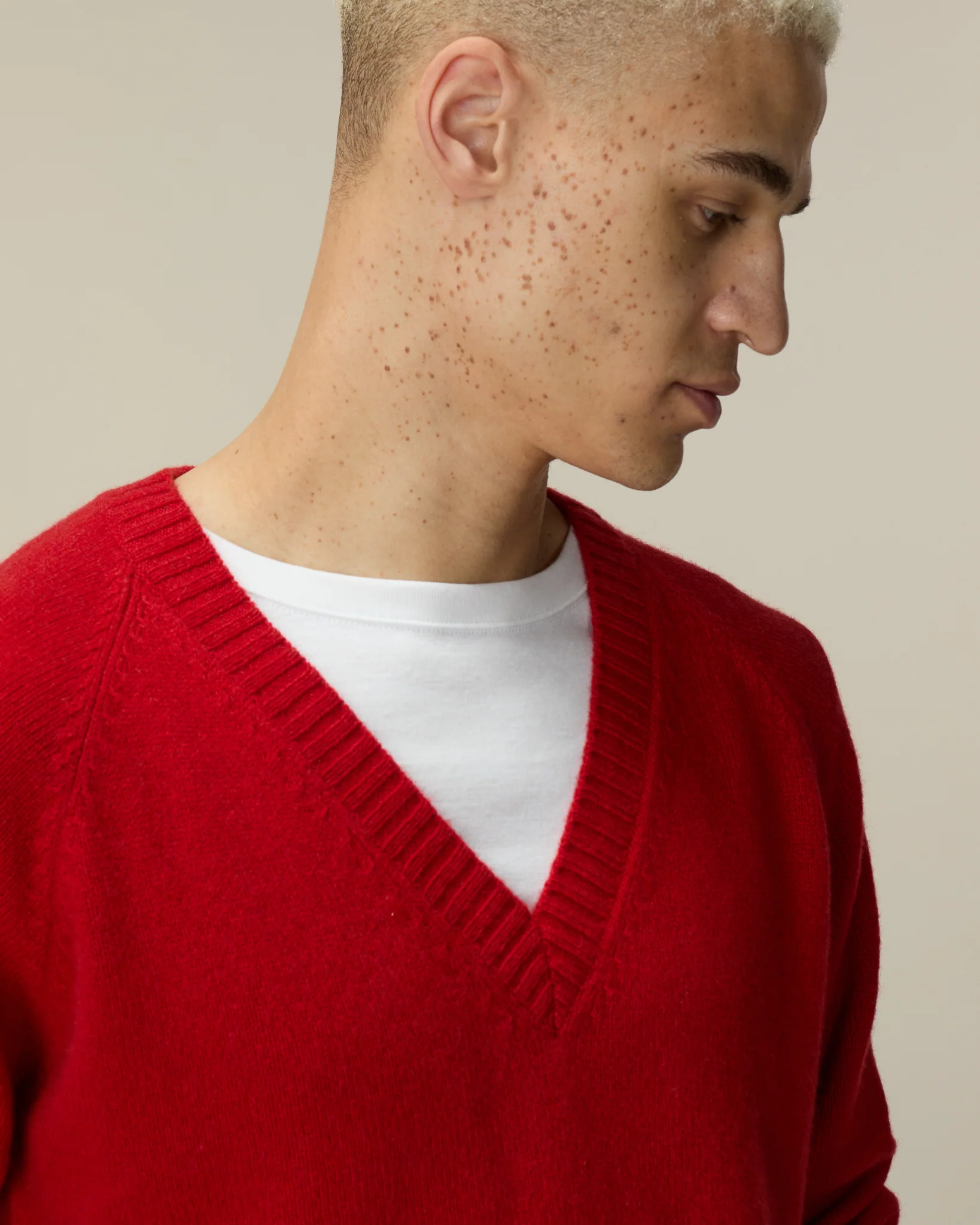 Men's red cashmere V-neck  - Image 3
