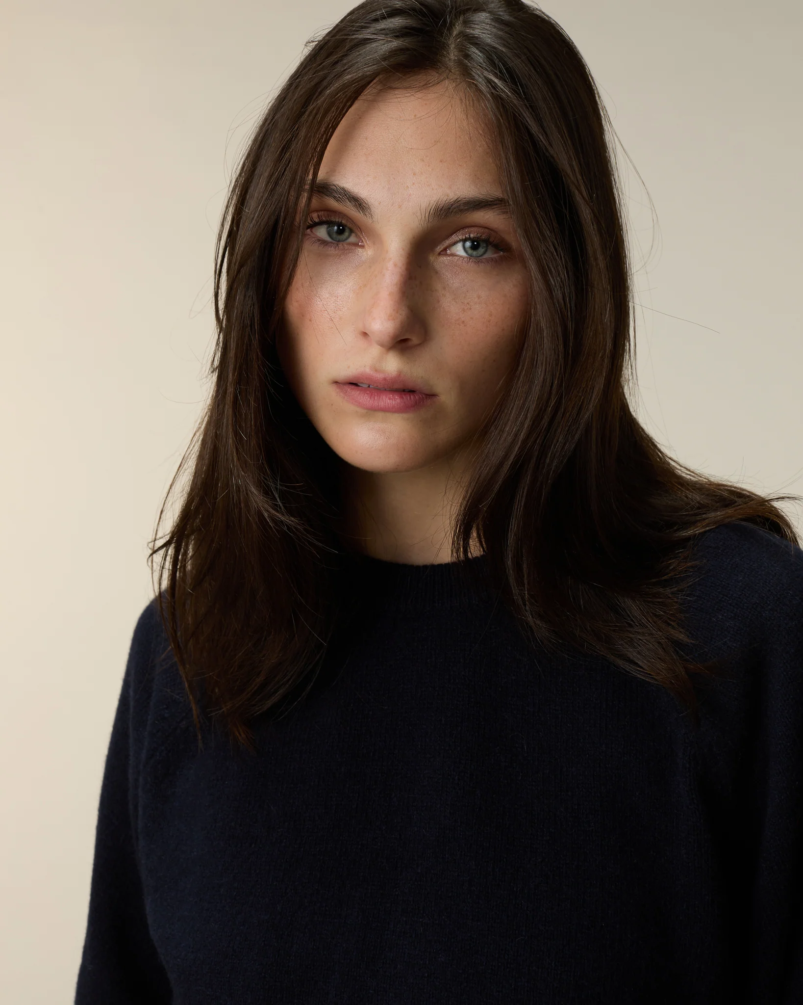 Women's cashmere crewneck sweater in Dark navy - Image 3