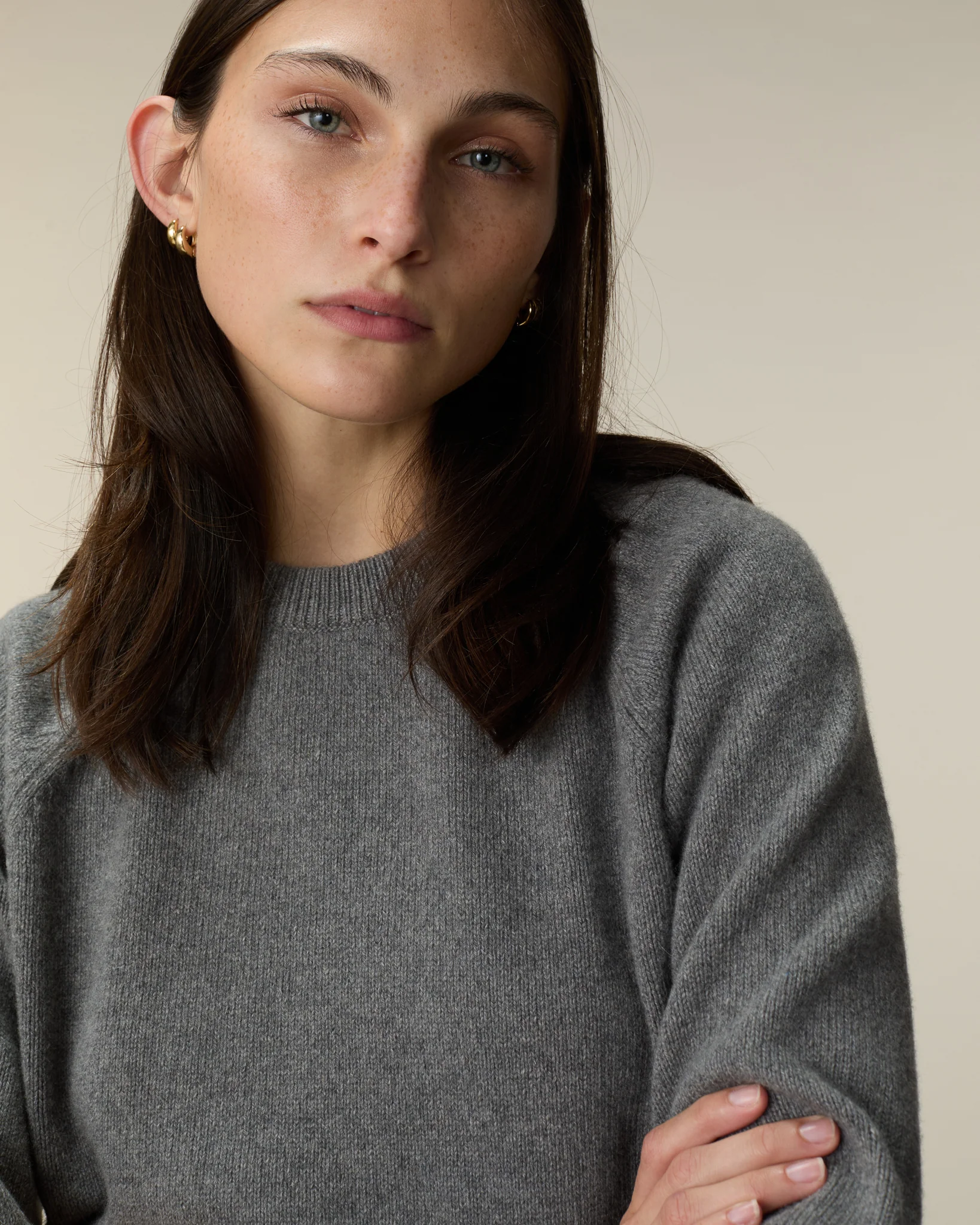 Women's cashmere crewneck sweater in Gray - Image 3