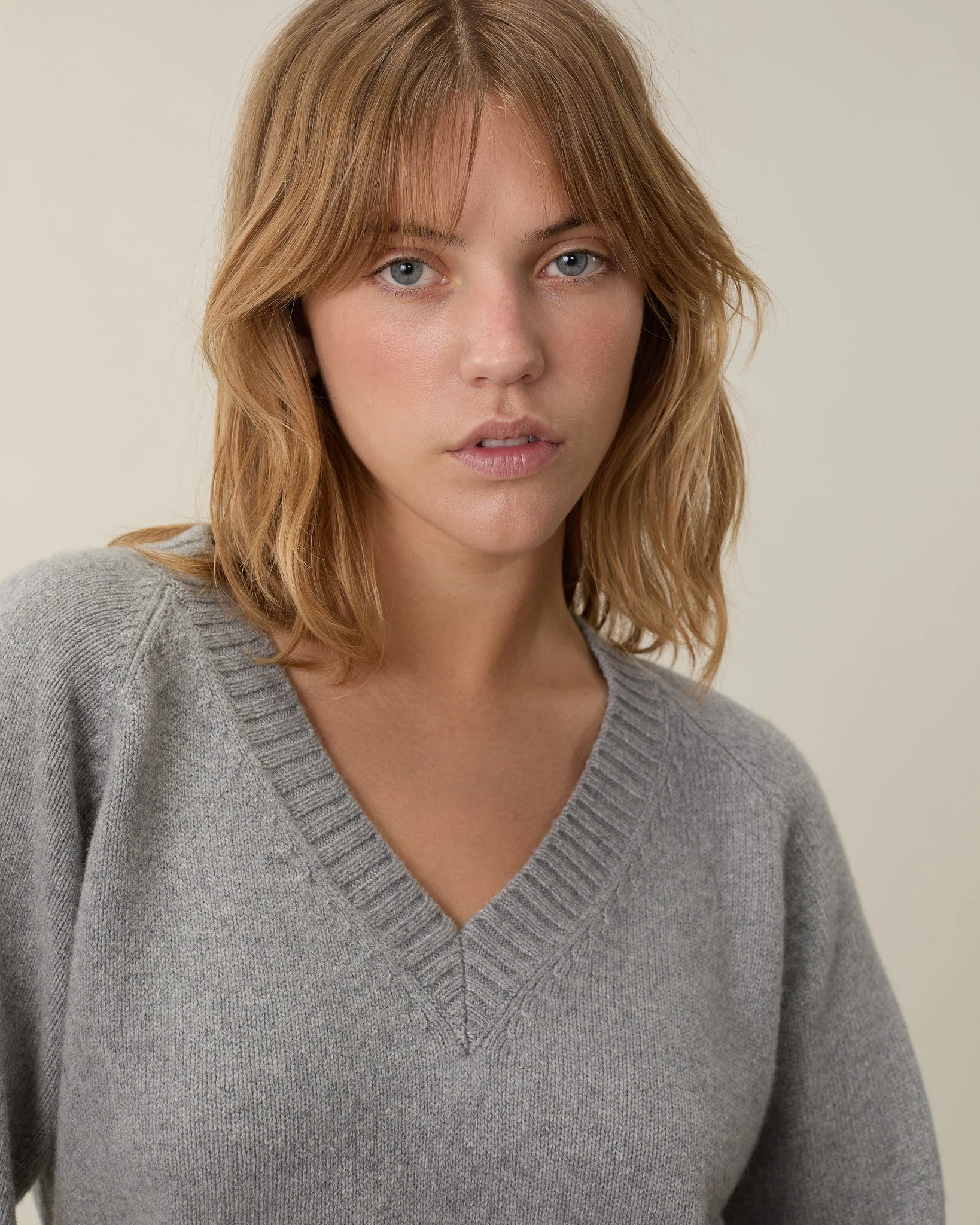Women's gray cashmere V-neck - Image 3