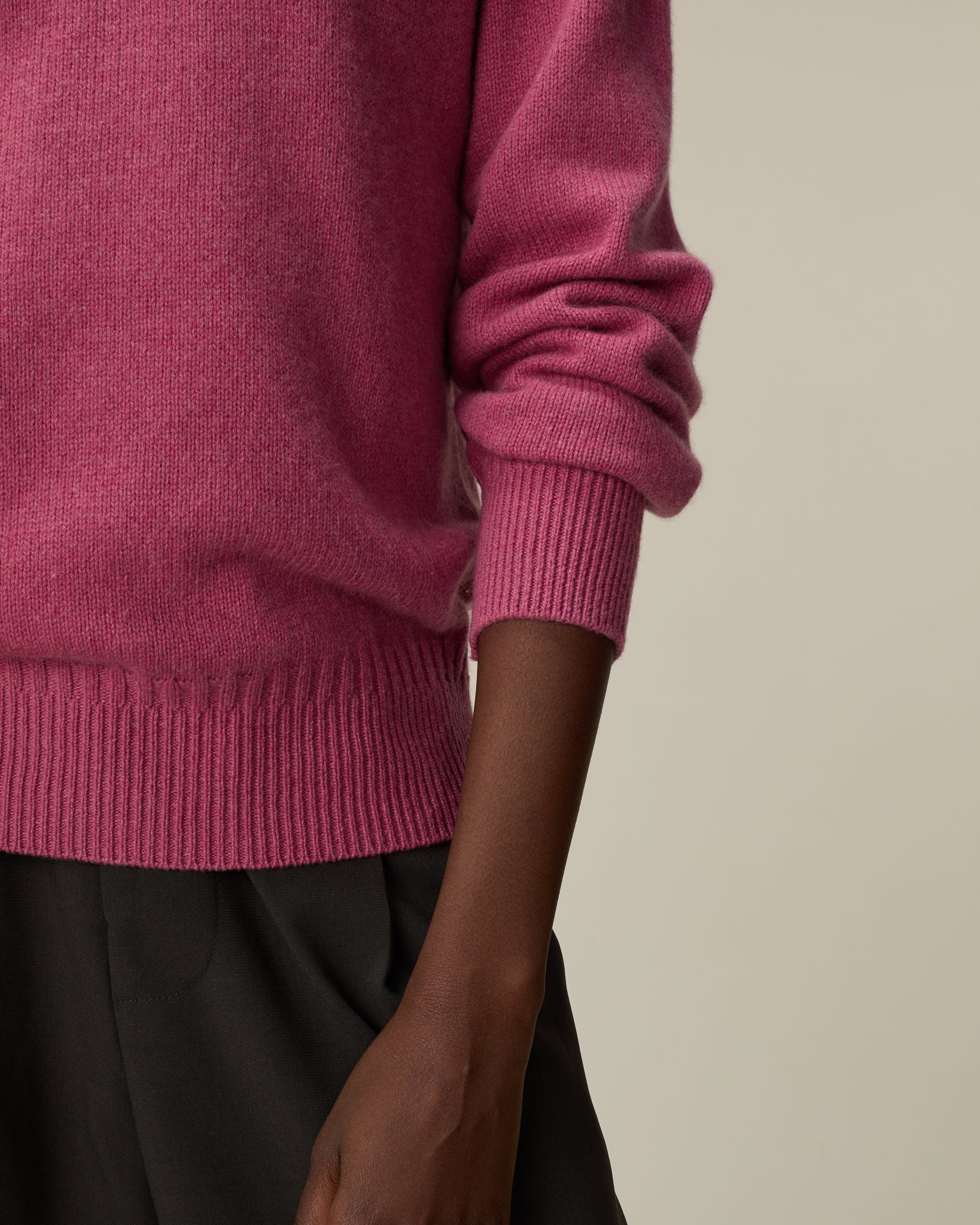 Women's cashmere crewneck sweater in Indian Pink - Image 3